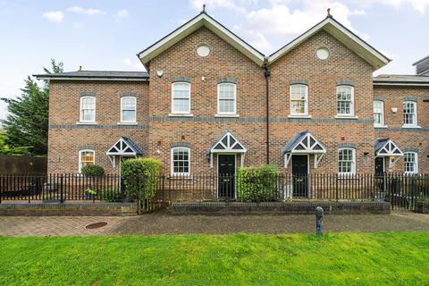 3 bedroom terraced house to rent, Westerham Road Holwood Estate BR2