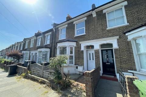 4 bedroom terraced house to rent, Merrit Road, London