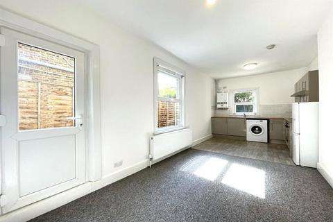 4 bedroom terraced house to rent, Merrit Road, London