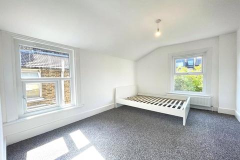 4 bedroom terraced house to rent, Merrit Road, London