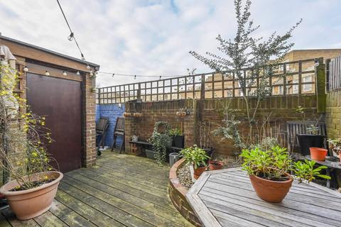 3 bedroom flat for sale, Burr Close, St Katharine Docks, London, E1W