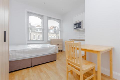 Studio to rent, Gunterstone Road, London W14