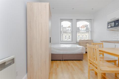 Studio to rent, Gunterstone Road, London W14