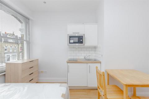 Studio to rent, Gunterstone Road, London W14