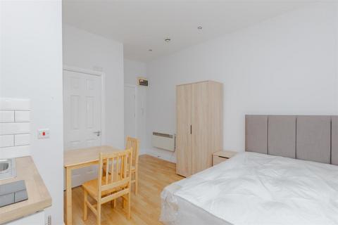 Studio to rent, Gunterstone Road, London W14