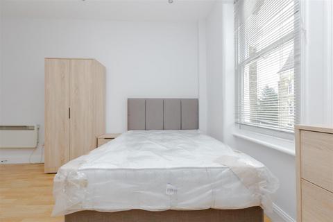 Studio to rent, Gunterstone Road, London W14