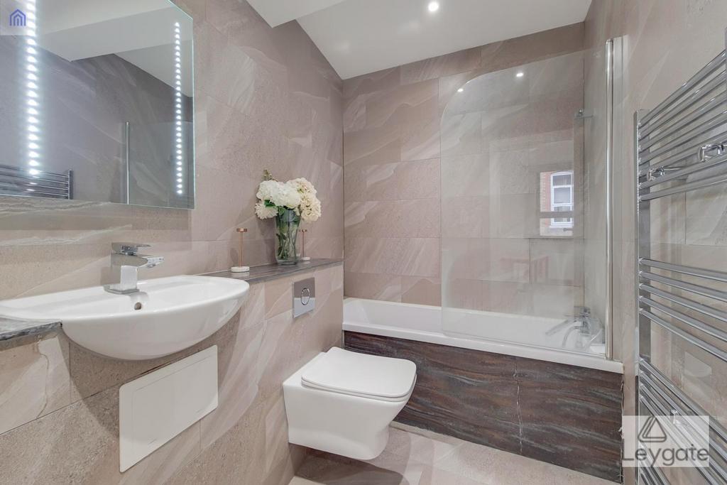  Main Ensuite.jpg