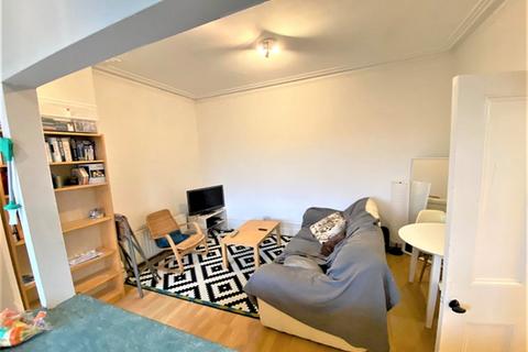 2 bedroom flat to rent, c Bedford Hill, Balham, London