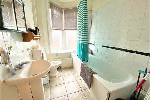 2 bedroom flat to rent, c Bedford Hill, Balham, London