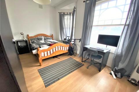 2 bedroom flat to rent, c Bedford Hill, Balham, London