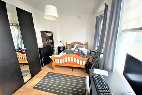 2 bedroom flat to rent, c Bedford Hill, Balham, London