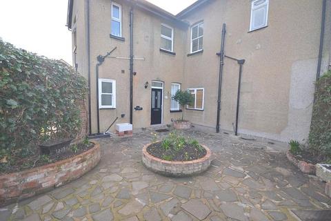 2 bedroom maisonette to rent, Corbets Tey Road, Upminster, RM14