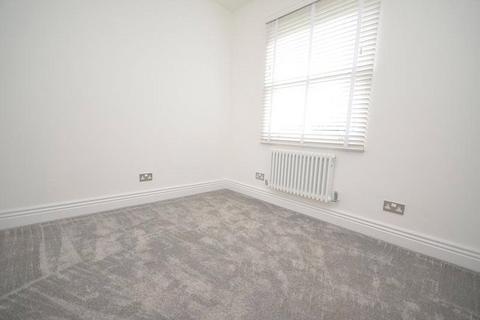 2 bedroom maisonette to rent, Corbets Tey Road, Upminster, RM14