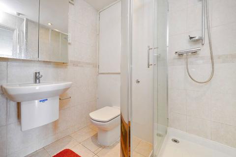 Studio to rent, Cold Harbour, London E14