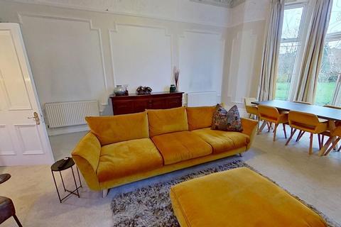 4 bedroom flat to rent, Parkhurst, Otley Road, Far Headingley, Leeds, West Yorkshire