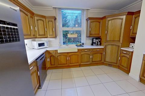 4 bedroom flat to rent, Parkhurst, Otley Road, Far Headingley, Leeds, West Yorkshire
