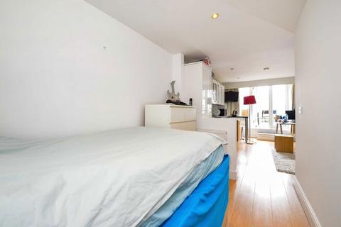 Studio to rent, Cold Harbour, London E14