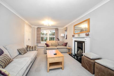 23 Walton Drive, Horsham, RH13 6RQ