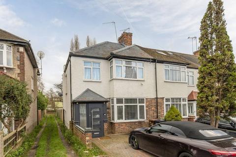 3 bedroom end of terrace house to rent, Hillcross Avenue, Morden, SM4