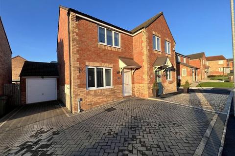 3 bedroom terraced house to rent, Seaton Crescent, Knottingley, WF11