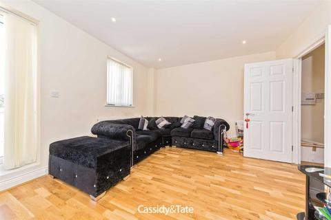 2 bedroom maisonette to rent, Beacon Court, 60 Catsbrook Road, Luton