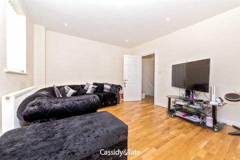 2 bedroom maisonette to rent, Beacon Court, 60 Catsbrook Road, Luton