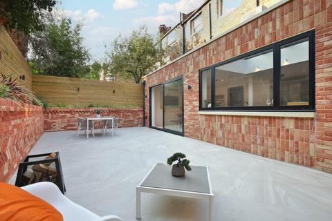 5 bedroom end of terrace house for sale, Holmbury View, London, E5