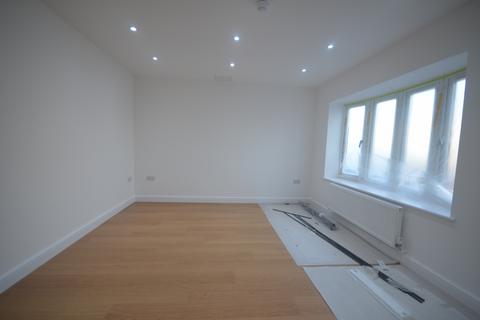 6 bedroom end of terrace house to rent, Gaysham Avenue, IG2 6TB