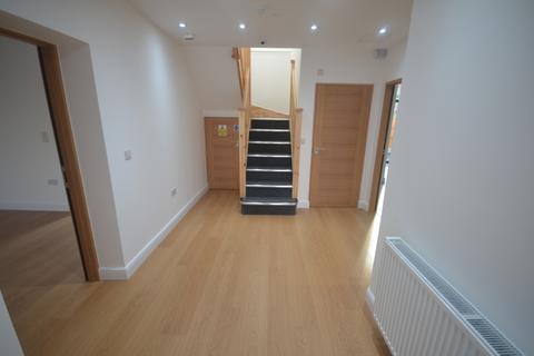 6 bedroom end of terrace house to rent, Gaysham Avenue, IG2 6TB