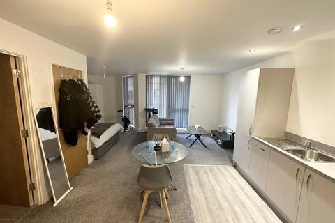 Studio to rent, Outwood Lane, CR5