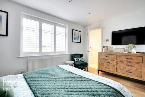 4 Ash Road, Shepperton, TW17 0DN