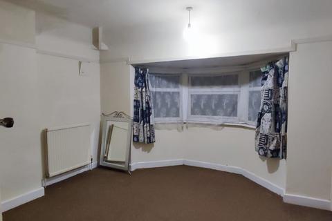 3 bedroom semi-detached house to rent, Rotherby Avenue