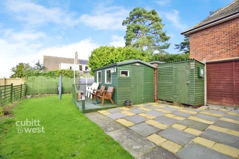 1 bedroom semi-detached bungalow to rent, Poplar Road Leatherhead KT22