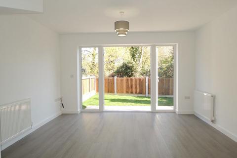 2 bedroom house to rent, BROMLEY ROAD