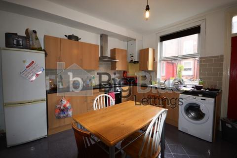 4 bedroom terraced house to rent, 10 Beamsley Mount, hyde Park, Leeds LS6