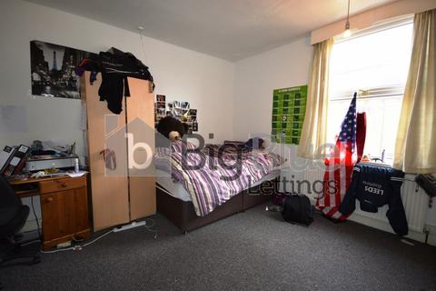 4 bedroom terraced house to rent, 10 Beamsley Mount, hyde Park, Leeds LS6