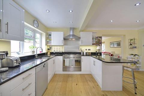 4 bedroom detached house to rent, New Road, Guildford GU5