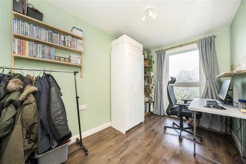 2 bedroom flat to rent, Tarves Way, London SE10