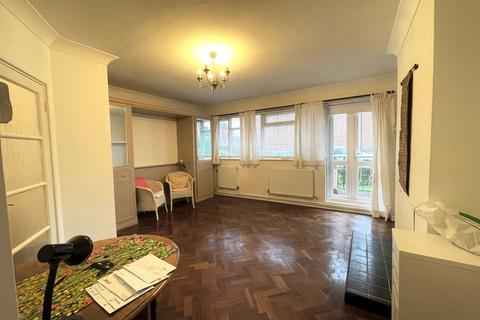 Studio to rent, Hertford Court, Palmers Green