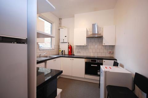 5 bedroom flat to rent, Paulet Road, London SE5