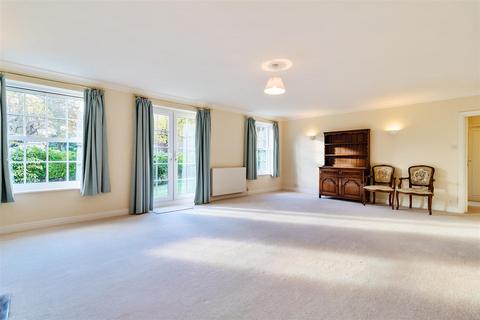 2 bedroom apartment for sale, St. Georges Avenue, Weybridge KT13