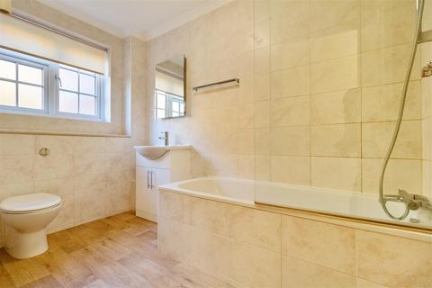 2 bedroom apartment for sale, St. Georges Avenue, Weybridge KT13