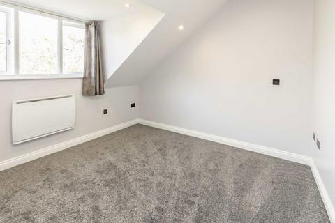 2 bedroom flat to rent, Oak Hill Crescent, Surbiton KT6