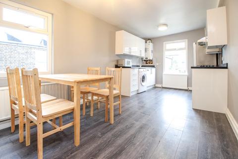 2 bedroom apartment to rent, Raleigh Road, London N8