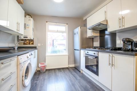 2 bedroom apartment to rent, Raleigh Road, London N8