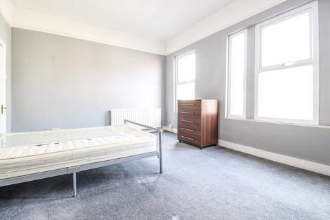 2 bedroom apartment to rent, Raleigh Road, London N8