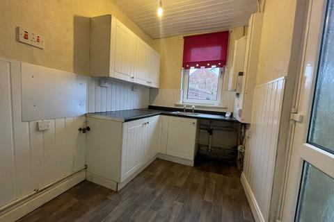 2 bedroom terraced house to rent, Station Road, Thurnscoe