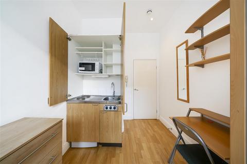 Studio to rent, Southwell Gardens, SW7