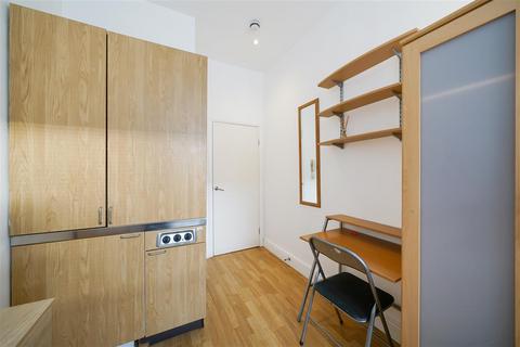 Studio to rent, Southwell Gardens, SW7