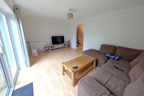 3 bedroom end of terrace house to rent, 9 Bingham Drive, Woking GU21